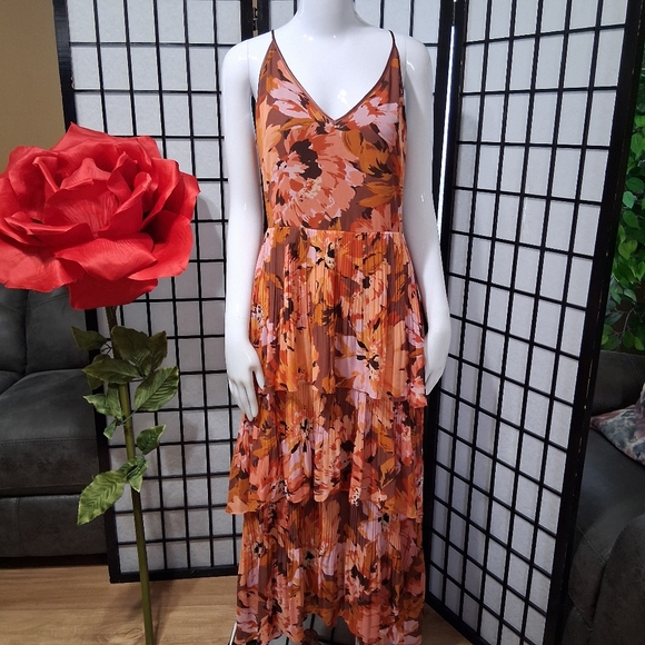 WHITE HOUSE BLACK MARKET. Pretty Long, Layered floral design - Picture 5 of 16